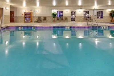 Image de Petit déjeuner gratuit + piscine intérieure + bain à remous | À seulement 10 minutes du zoo