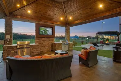 Image de Piscine intérieure et bain à remous. Petit déjeuner gratuit. Idéal pour les petits groupes!