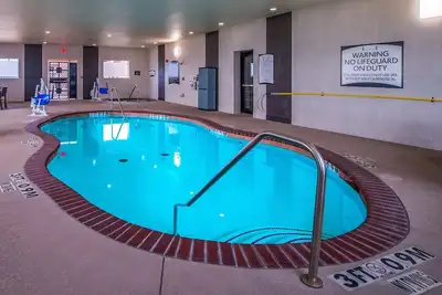 Image de Petit déjeuner gratuit. Piscine intérieure et bain à remous. Près des grandes entreprises.