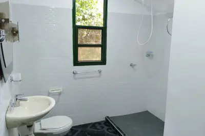 Image de Chambre double avec salle de bain privée et vue sur la riviere et la montagne
