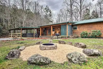 Image de Nouveau! Cabine Creekside avec spa, foyer et salle de jeux!