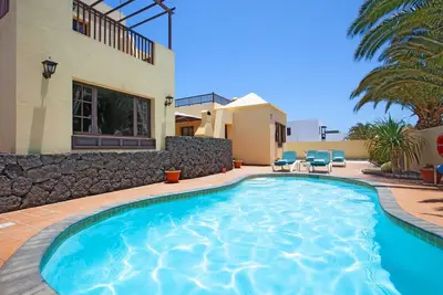 Image de Delightful Costa Teguise Villa | 4 Bedrooms | Large Private Pool | Villa Ellen | Lanzarote