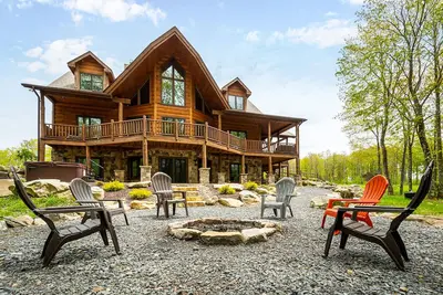 Image de Away in the Mountains: Superbe maison en bois rond près du golf, du ski et des activités du lac!