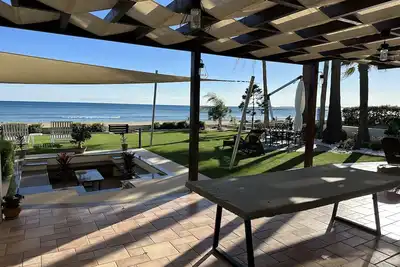 Nala Beachfront Villa avec jacuzzi, 4 chambres