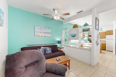 Image de Condo spacieux avec piscine partagée, balcon, Wi-Fi gratuit, à pied des chiens de plage ok!