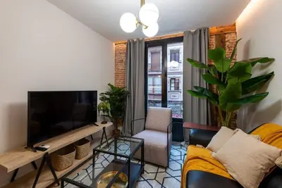 Image de Appartement rénové et central avec A / C par S @ H!