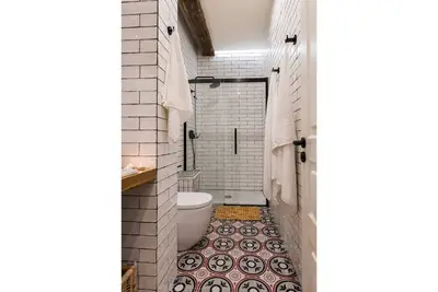Image de Appartement du centre-ville rénové et élégant par S @ H!