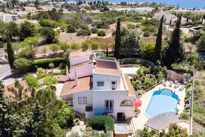 Image de Villa de quatre chambres avec piscine privée et bain à remous. 5 minutes à pied de la ville.