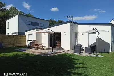 Image de maison confortable plein pied, terrasse, 15 minutes des plages, animaux admis