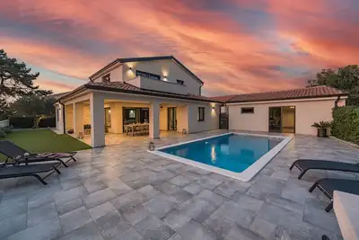 Image de Offre SPÉCIALE! * Nouvelle villa * avec piscine, fitness, bar extérieur et grill