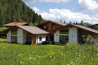 Image de Fantastiques chalets à l'orée de la forêt avec leur propre cabine infrarouge. Près de la piste de ski