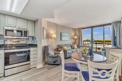 Image de Suite avec vue sur la mer mise à jour / Animaux acceptés / Superbe vue 7e étage