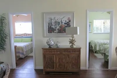 Fabuleux Waterfront Pool Two Level Home