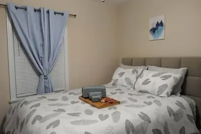 Image de Maison confortable avec Wifi, Netflix, petit déjeuner, près de l'aéroport