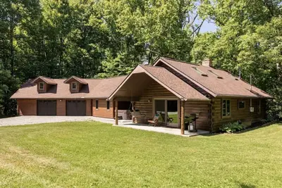 Image de Cabane boisée dans les Laurel Highlands prête pour une évasion relaxante ou une aventure remplie d'action