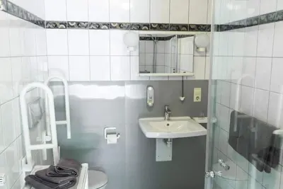 Image de Chambre double au rez-de-chaussée (accessible en fauteuil roulant) - Ferienweingut Matthiashof
