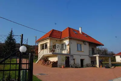 Image de Maison de vacances avec piscine extérieure et panorama