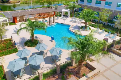 Image de Petit déjeuner gratuit. 10 min à U de la Floride. Piscine extérieure et bain à remous.