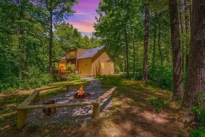 Image de Nouvelle liste! Maison de vacances entièrement rénovée sur 10+ acres avec un étang privé!