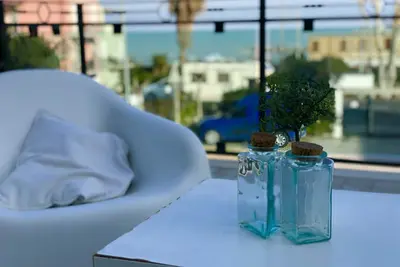 Image de Terrasse avec vue sur la mer et les collines des Marches