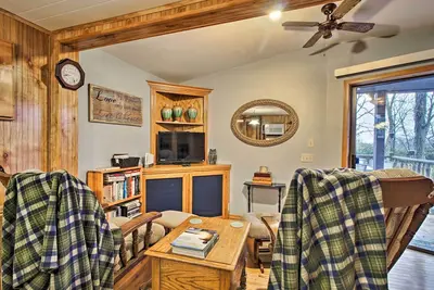 Image de Nouveau! Stockton Lake Cabin, Half Mile to Boat Ramp!