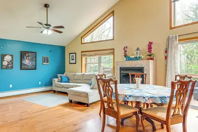 Image de Nouveau! Arrowhead Lake Home avec salle de jeux et foyer!