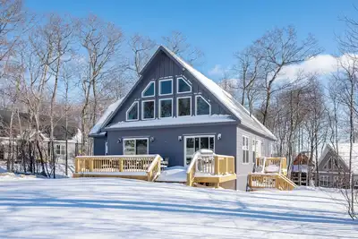 Image de Elegant Mt Top Whitewater Retreat: King Beds & Hot Tub