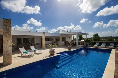 Image de Large and luxuriously private villa in the coveted Terres Basses area of St. Mar
