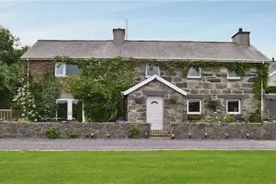 Image de Grande ferme en pierre pour 8 personnes avec bain à remous et table de billard pleine grandeur