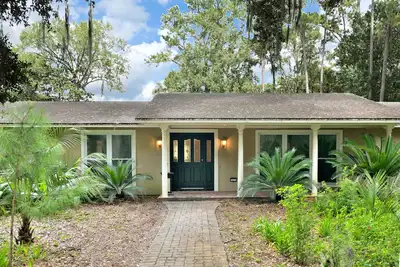 Image de Maison tentaculaire sur le lac privé avec maison d'hôtes en option