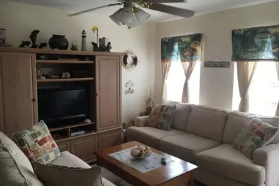 Image de Island living 2/2 Condo avec vue sur l'eau. À quelques pâtés de maisons de la plage.