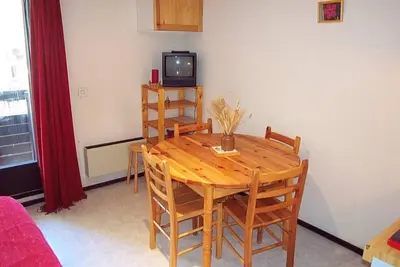 Image de 50m des commerces, 1er étage, balcon, 24m², Vars