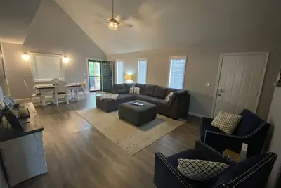 Image de Endless Summer Getaway - 1 mile away from Jamestown Marina!