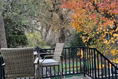 Image de Cabane dans les arbres moderne avec vue sur Bidwell Park