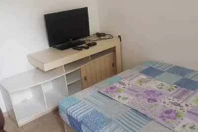 Image de maison avec 2 chambres, salle de bains, aire de service et garage