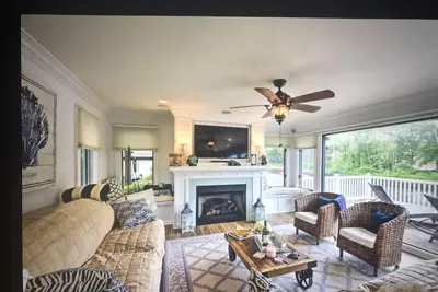 Image de La Beach House 2-Mi to Beach se trouve sur le canal avec une vue imprenable sur l'eau