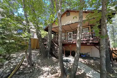 Image de Cabine avec un pont avant complet, avec un espace allée incroyable / entrée à un niveau.