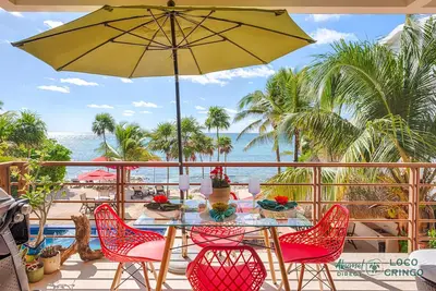 Nouveau condo en bord de mer au 2e étage avec piscine, vue sur les Caraïbes, climatisation et Wifi!