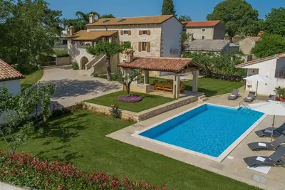 Image de Belle maison de vacances pour 7 personnes avec Wifi, climatisation, piscine privée, Tv et terrasse