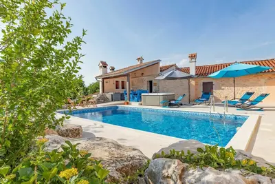 Image de Appartement avec piscine privée, climatisation, Wifi, bain à remous, Tv, terrasse, animaux admis