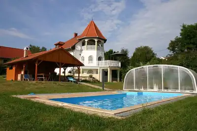 Image de Maison de vacances à Cserszegtomaj avec une vue panoramique sur la ville thermale de Heviz, le lac Balaton et Keszthely