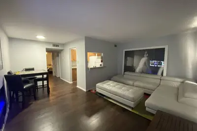 Image de Condo récemment rénové à la frontière par la mer.