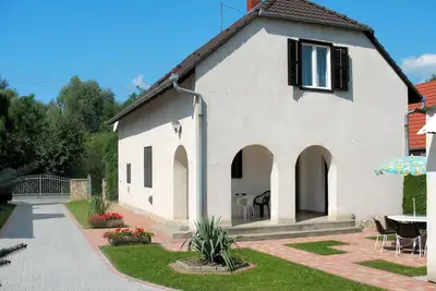 Image de Merveilleuse maison de vacances privée avec piscine privée, Tv, terrasse, animaux admis et parking