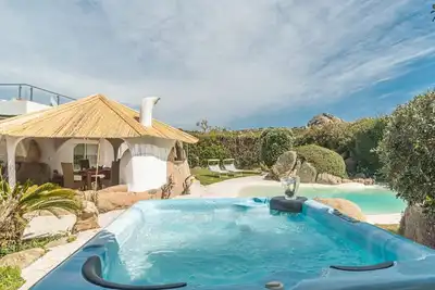 Image de Magnifique maison de vacances privée avec climatisation, piscine privée, bain à remous, Tv, patio