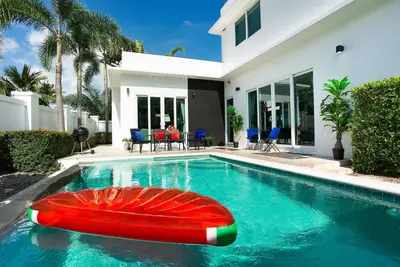 Image de Hollywood Pool Villa Pattaya 3 chambres, piscine privée, barbecue grill, pour 8 personnes