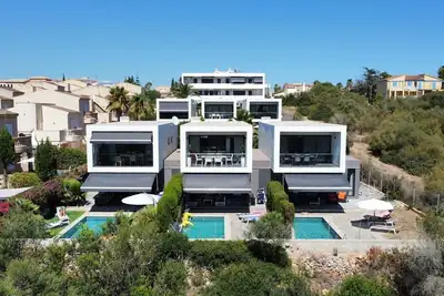 Image de Chalet de luxe avec d'excellentes installations et une piscine privée près de la plage. . .