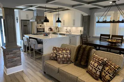 Image de Château Marchand Custom Home West Midtown Station Westside à 1 mille de Top Tolf