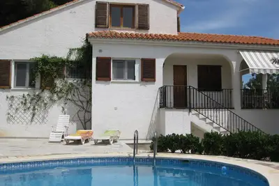 Image de Villa avec un grand jardin vert et piscine privée