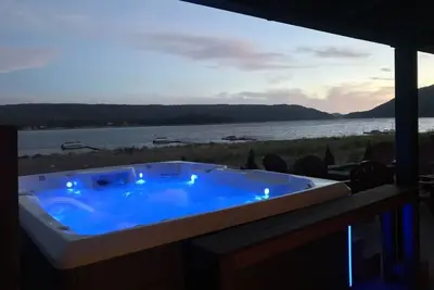 Image de Magnifique Lake House avec maison d'hôtes privée, salle de jeux, immense spa, foyer et quai