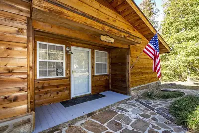 Image de Waterfront Greers Ferry Lake Home avec plage de baignade et quai pour bateaux